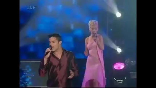 Ricky Martin ft. Christina Aguilera - Nobody Wants To Be Lonely (LIVE)