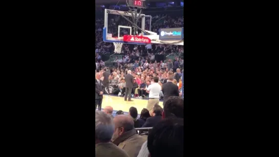 Robert Pattinson at the Knicks basketball game in NYC, 29.11.2017