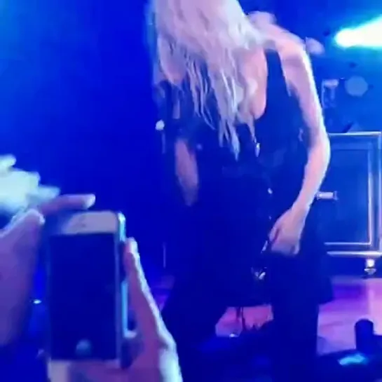 The Pretty Reckless - Miss Nothing (Taylor Momsen with fans)