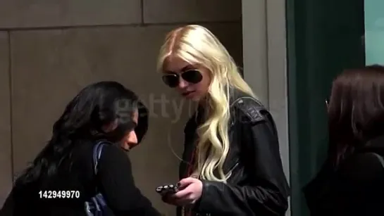 Taylor Momsen outside  VH1 04/13/12 04/13/12