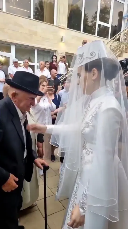 Дедушка прощается со своей внучкой 👰🏻‍♀️