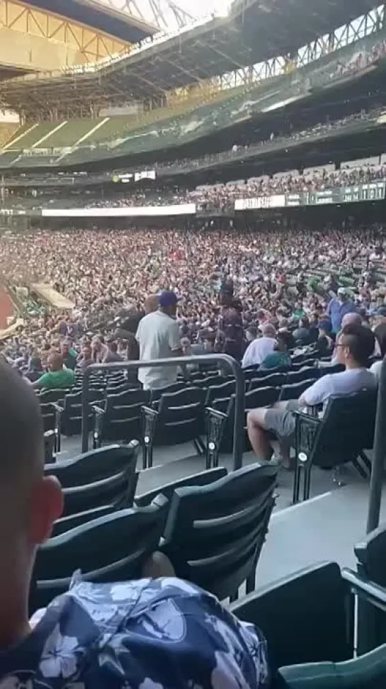 redditsave_com_mariners_fans_scuffle_leads_to_2_fat_blows_to_the