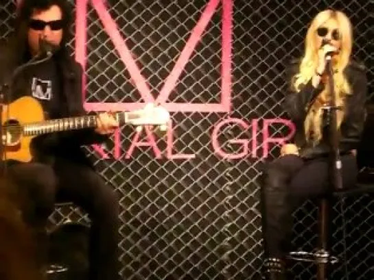 Taylor Momsen (The Pretty Reckless) at Macy's Herald Square performing Zombie (Part 2)