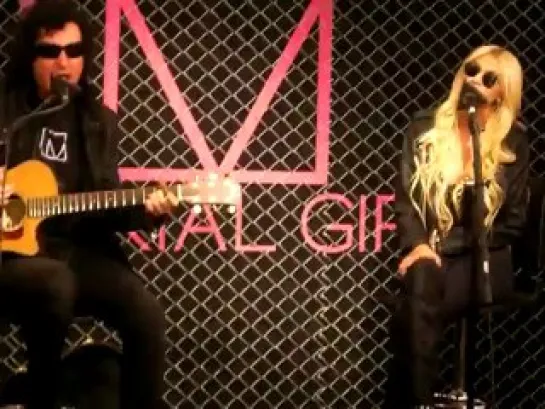 Taylor Momsen (The Pretty Reckless) at Macy's Herald Square performing Zombie (Part 1)