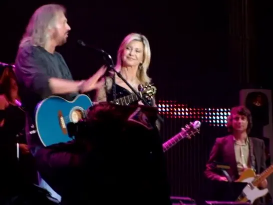 Barry Gibb & Olivia Newton-John — How Can You Mend a Broken Heart (amateur camera)