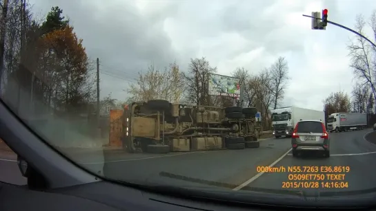 Фура перевернулась в Звенигороде