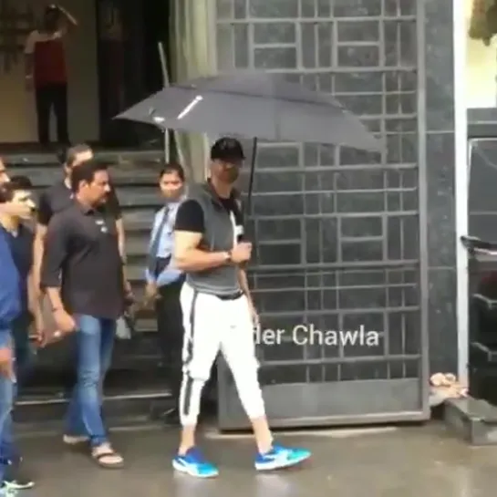 video Hrithik spotted exiting gym obliging paps at the same time - HrithikRoshan bollywood