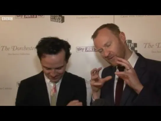 Andrew Scott and Mark Gatiss Эндрю Скотт и Марк Гэттис целует Эндрю в щёчку :D