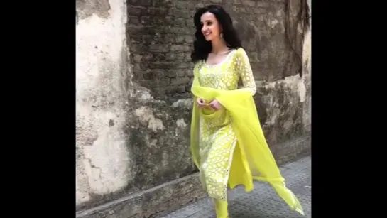 sanayairani Walking the walk in this vibrant piece by @abujanisandeepkhosla