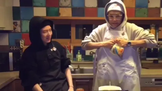 [VK][190127] Kihyun and Minhyuk trying to open a cheese package using their facial expressions @ VLIVE