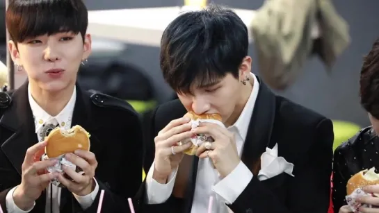 [RAW|VK][06.04.2017] MONSTA X MTV Taiwan Wuxiang: Hamburger eating