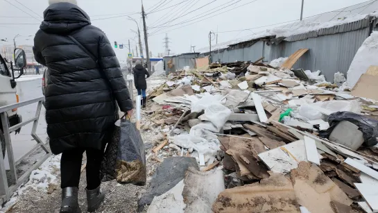 Что осталось после сноса торговых павильонов вдоль дороги на проспекте Кирова.