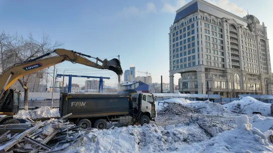 Сносят старые дома в районе строительства станции метро «ТЕАТРАЛЬНАЯ»