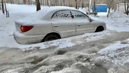 В Самаре автомобиль вмерз в лед по самые пороги.