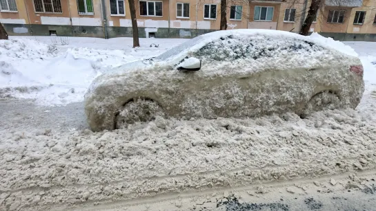 Машины вмерзли в лёд - последствие коммунальной аварии на улице Мориса Тореза.