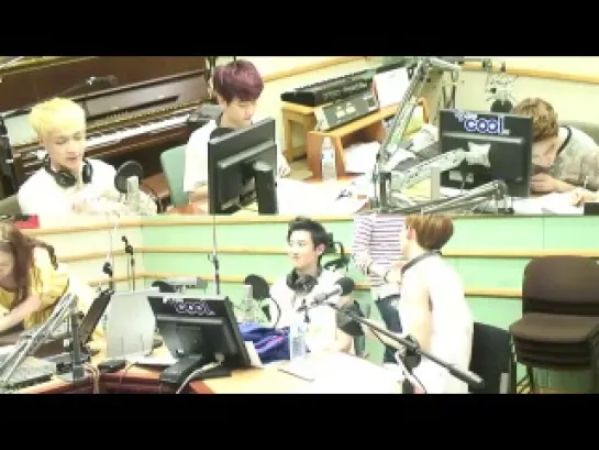 130626 Ryeowook massaging Chen @ Kiss The Radio