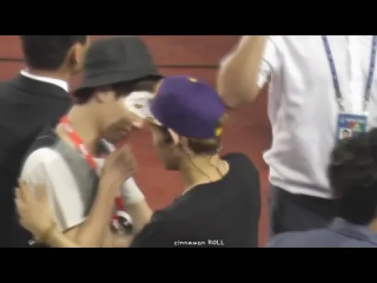 [FANCAM] 130814 Chen playing with stylist  @ Korea VS Peru Soccer Match