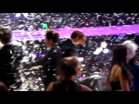 [FANCAM] 131122 EXO pillow fight at the end @ MAMA 2013