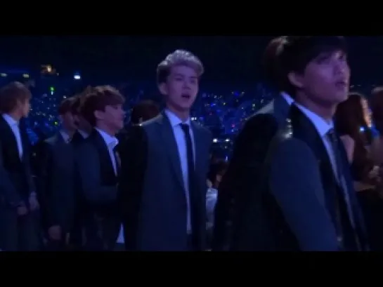 [FANCAM] 131122 EXO watching Rain @ MAMA 2013