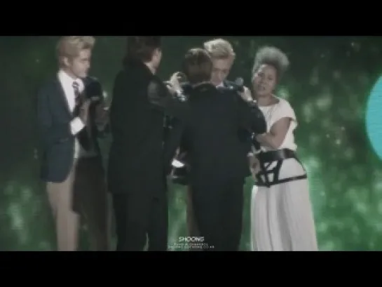 |FANCAM| 131114 Melon Music Awards 2013 (Chanyeol & Suho hugging crying Tao)