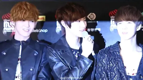 [FANCAM] 121130 MAMA press conference Chanyeol talking