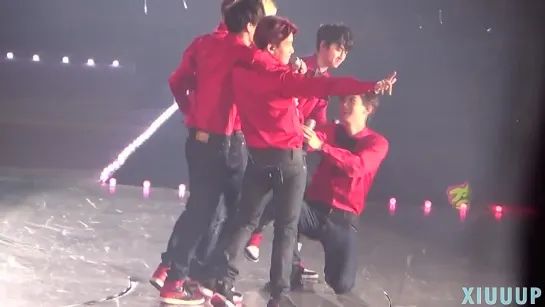 |FANCAM| 131225 Kyungsoo kicking Chanyeol @ Christmas Wonderland Concert