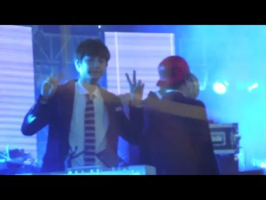 |FANCAM| 131010 MU:CON Seoul 2013 Global Music Showcase (Chanyeol focus)