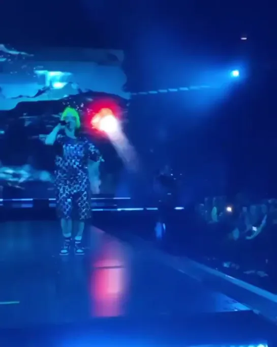 billie performing "ilomilo" in orlando