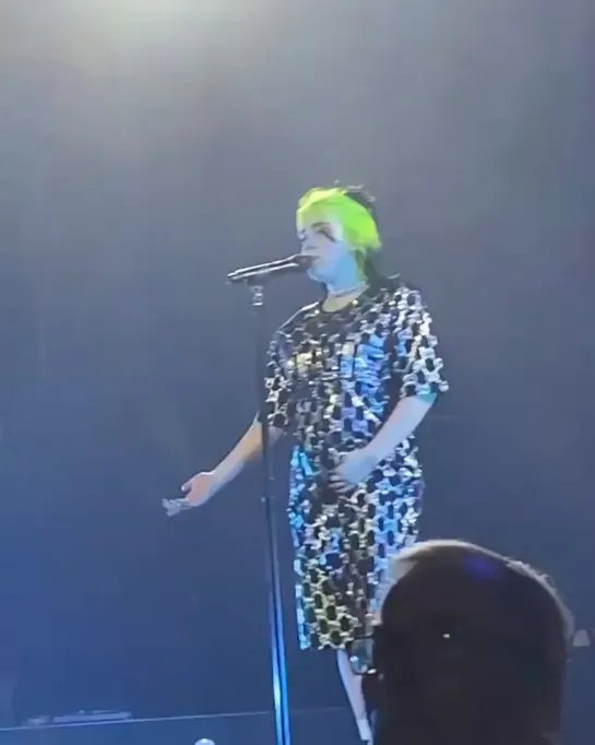 billie performing "idontwannabeyouanymore" in orlando