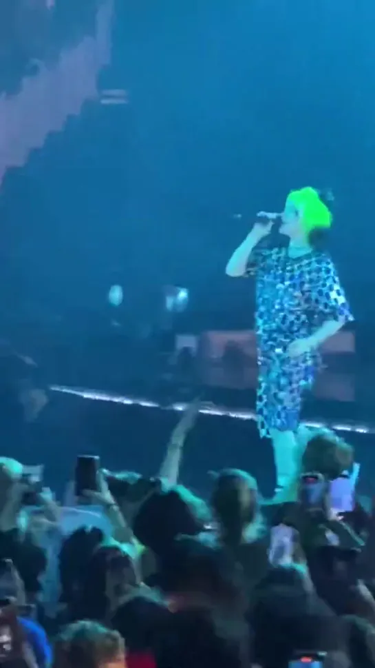 billie performing "ocean eyes" in orlando