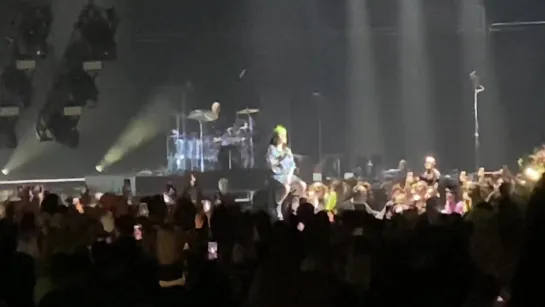 billie performing "no time to die" in orlando