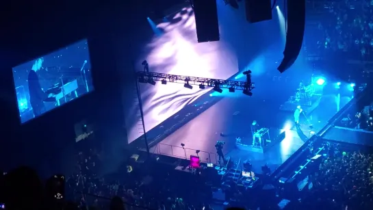 billie performing "idontwannabeyouanymore" in miami