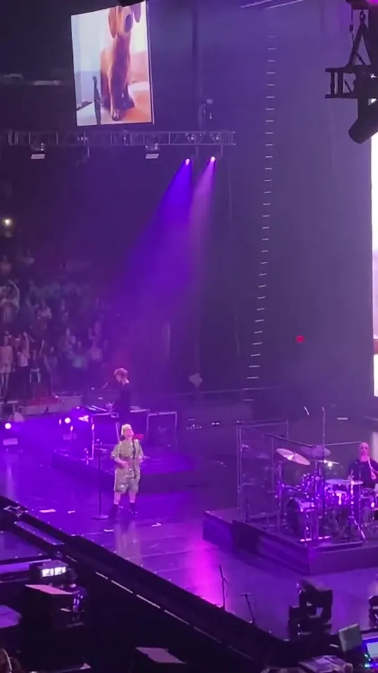 billie performing "8" in miami