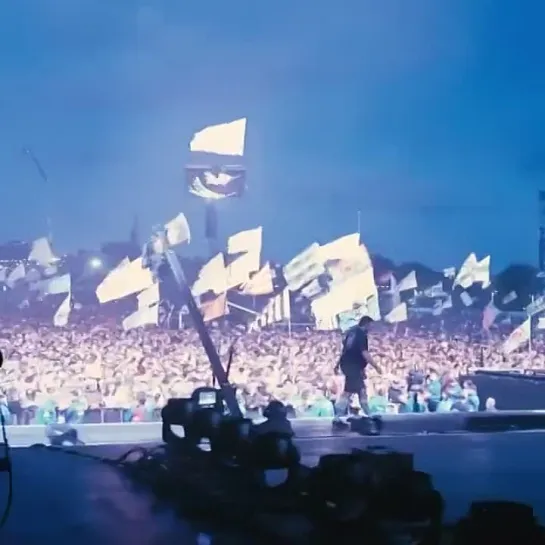 Билли в документальном фильме о фестивале «Glastonbury»