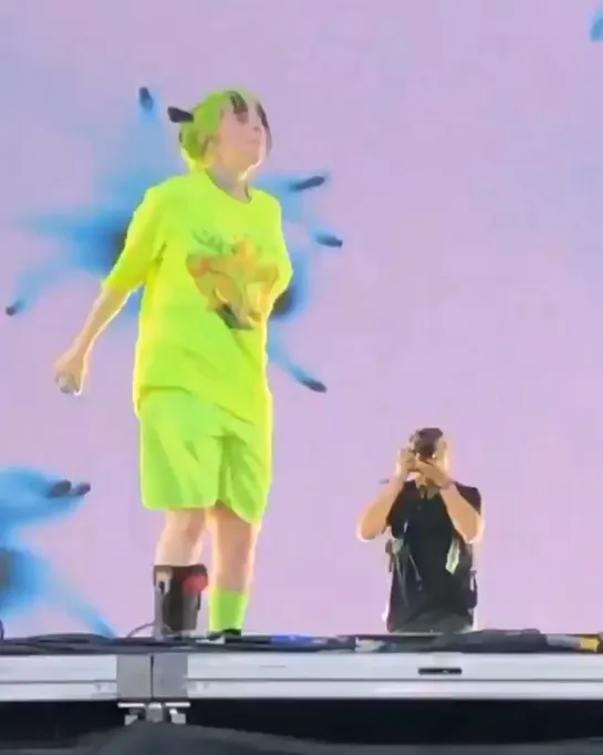 billie performing “you should see me in a crown” at the aclfestival in austin