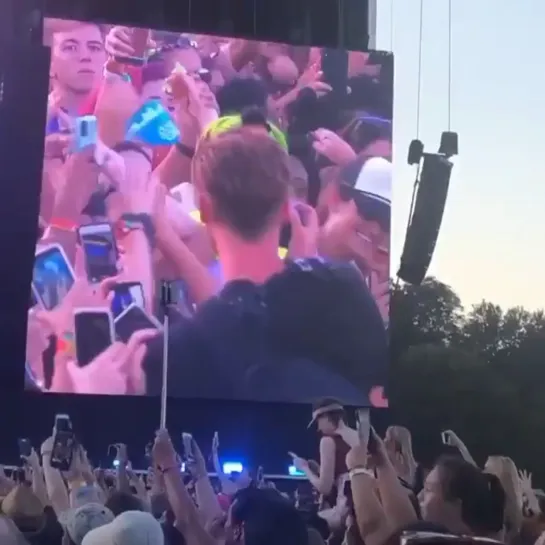 billie performing “ocean eyes” at aclfestival in austin