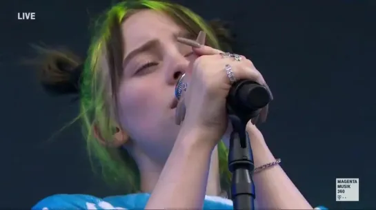 billie performing “idontwannabeyouanymore” at lollapalooza berlin in germany