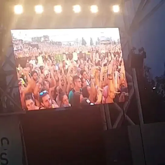 billie injuring herself on stage while performing “bad guy” at milano rocks in italy