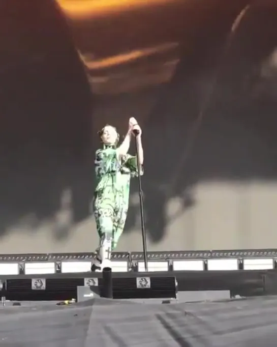 billie performing “bad guy” at reading and leeds festival