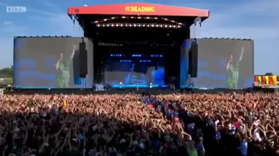 billie performing “ocean eyes” at reading and leeds festival