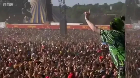 billie performing “COPYCAT” at reading and leeds festival