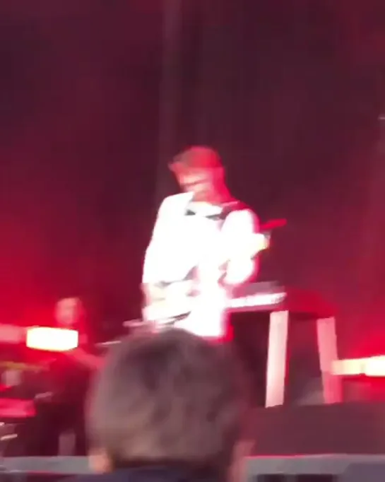 billie performing “all the good girls go to hell” at zürich openair