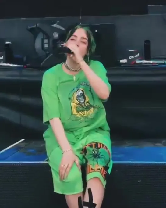 billie performing “bad guy” at zürich openair