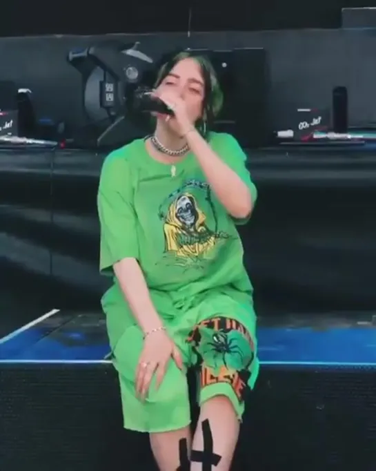 billie performing “WHEN I WAS OLDER” at zürich openair