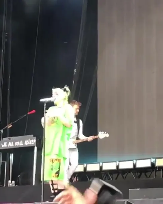 billie performing “xanny” at zürich openair