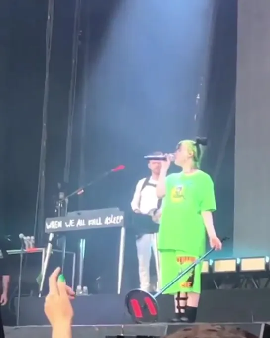 billie performing “xanny” at zürich openair