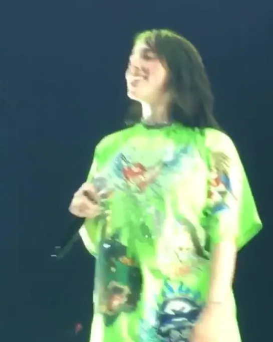 billie saying her goodbyes to the crowd in prague