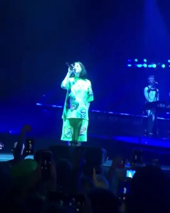 billie performing “ocean eyes” in prague