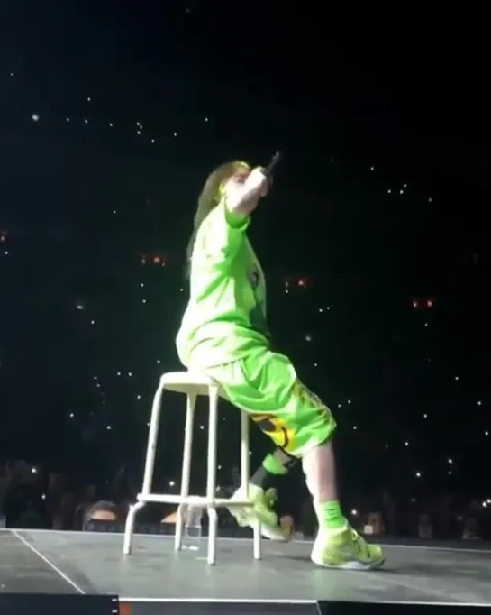 billie performing “when the party’s over” in prague