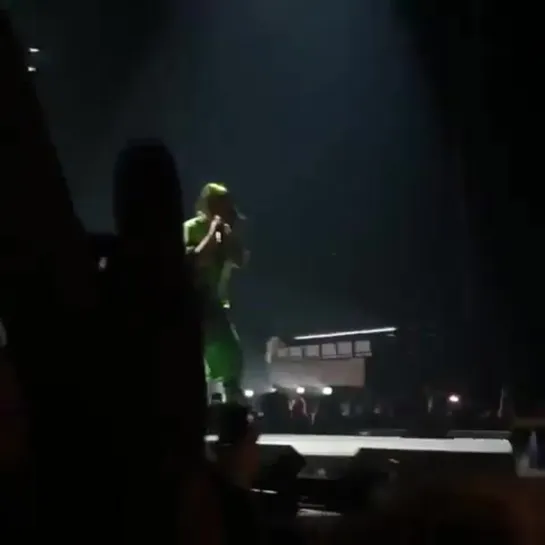 billie performing “bad guy” in prague